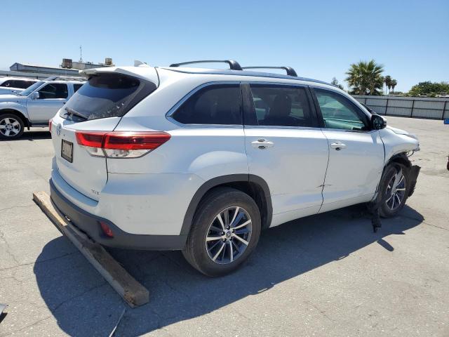 Photo 3 from auction – 2017 TOYOTA HIGHLANDER SE with VIN 5TDKZRFH7HS224973
