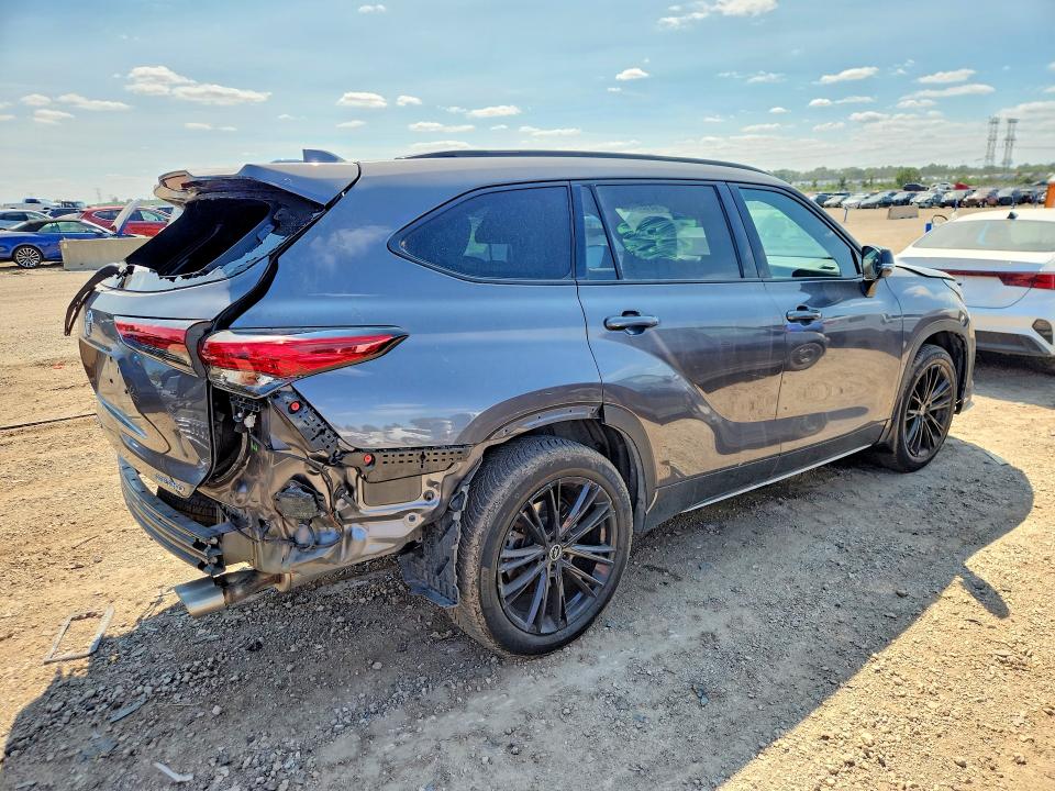 Photo 3 from auction – 2021 TOYOTA HIGHLANDER with VIN 5TDLZRBHXMS090237