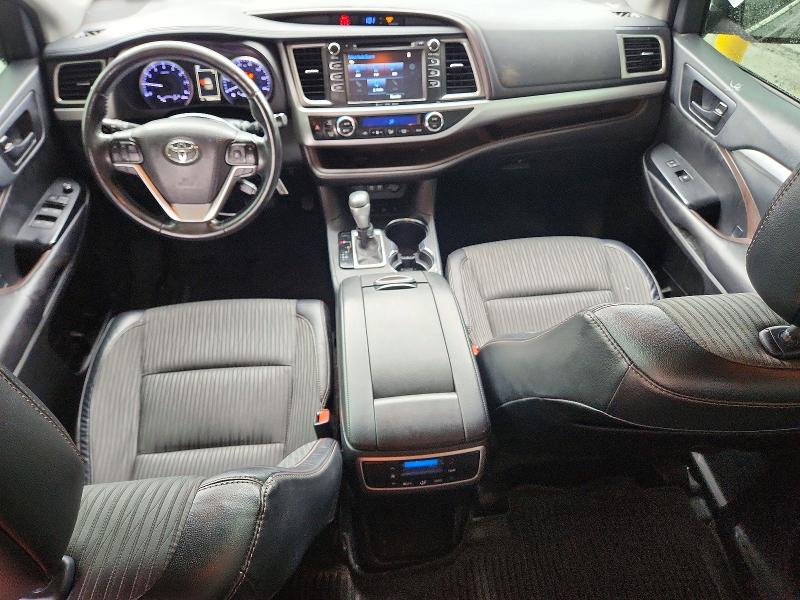 Фото 8 с аукциона – 2018 TOYOTA HIGHLANDER с VIN 5TDBZRFH4JS915108