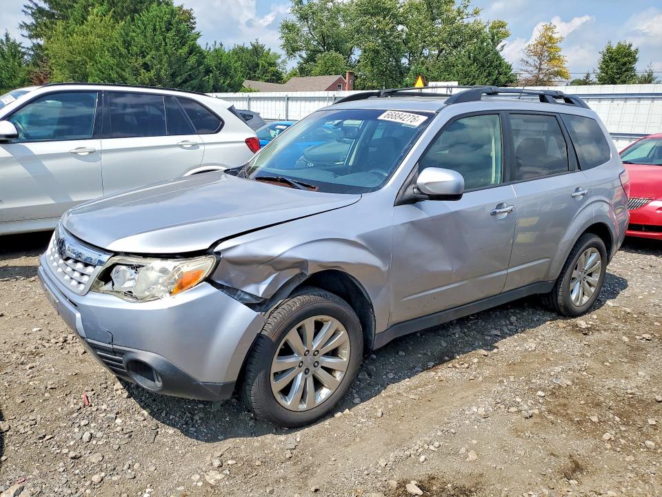 SUBARU FORESTER 2013 with VIN JF2SHAEC6DH438217 - Photo from auction