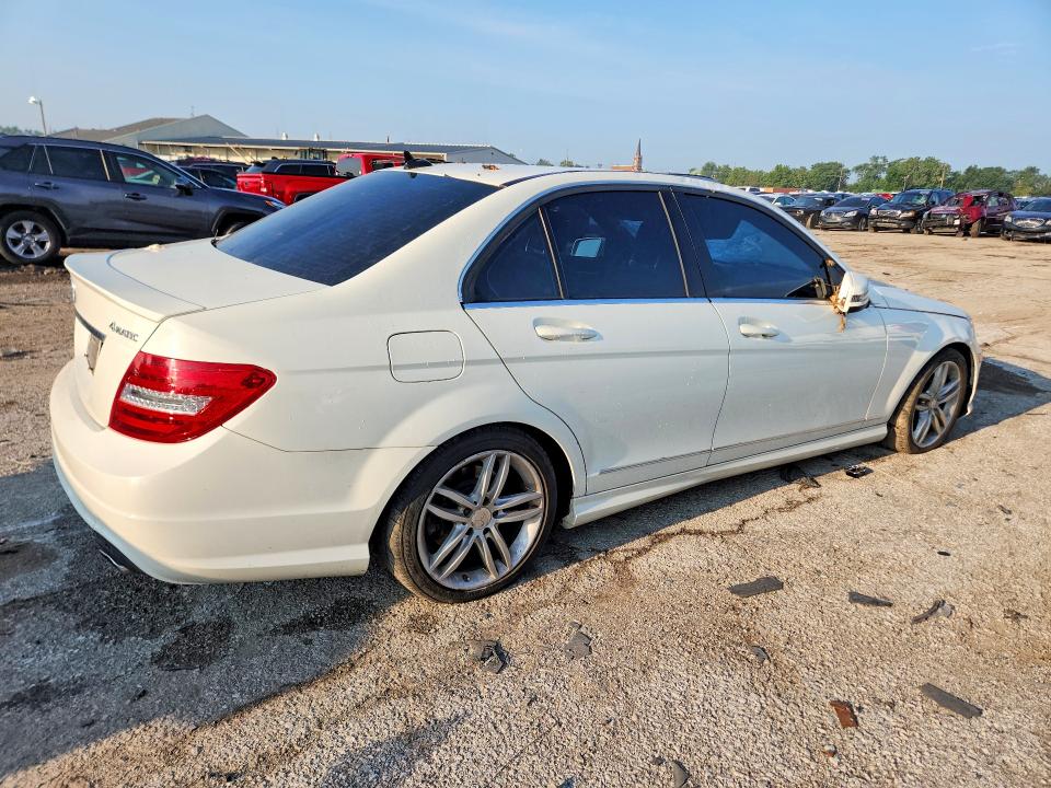 Снимка 3 от търг – 2012 MERCEDES-BENZ C с VIN WDDGF8BB8CR212922