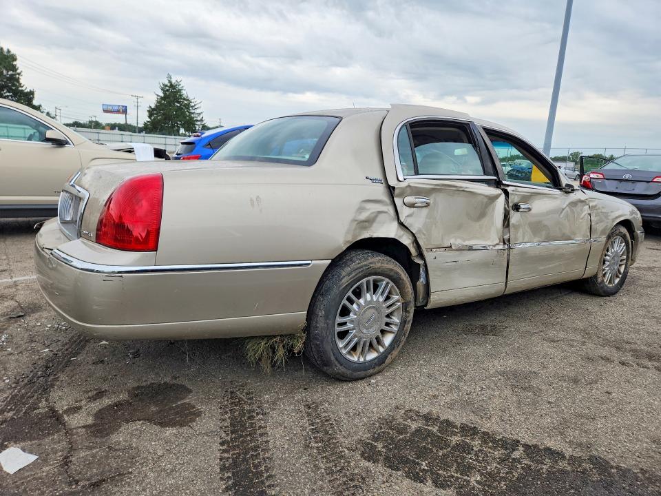 Photo 3 from auction – 2006 LINCOLN TOWN CAR with VIN 1LNHM82W66Y604164
