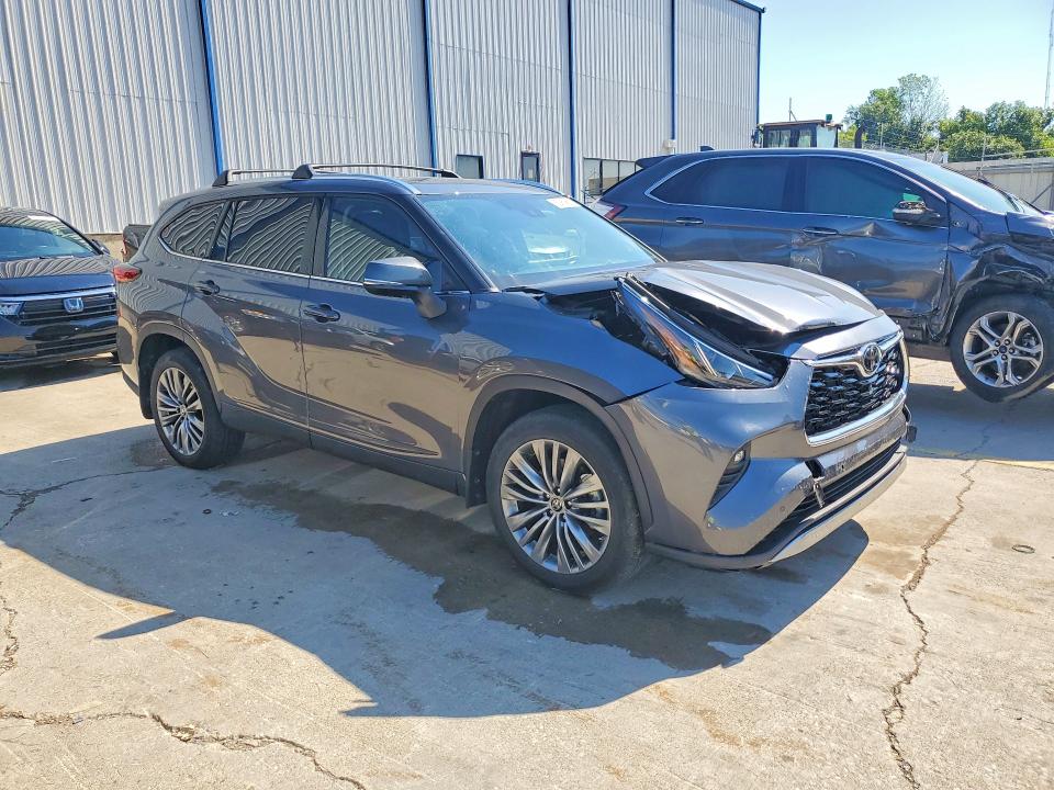 Photo 4 from auction – 2021 TOYOTA HIGHLANDER with VIN 5TDFZRBH9MS143085
