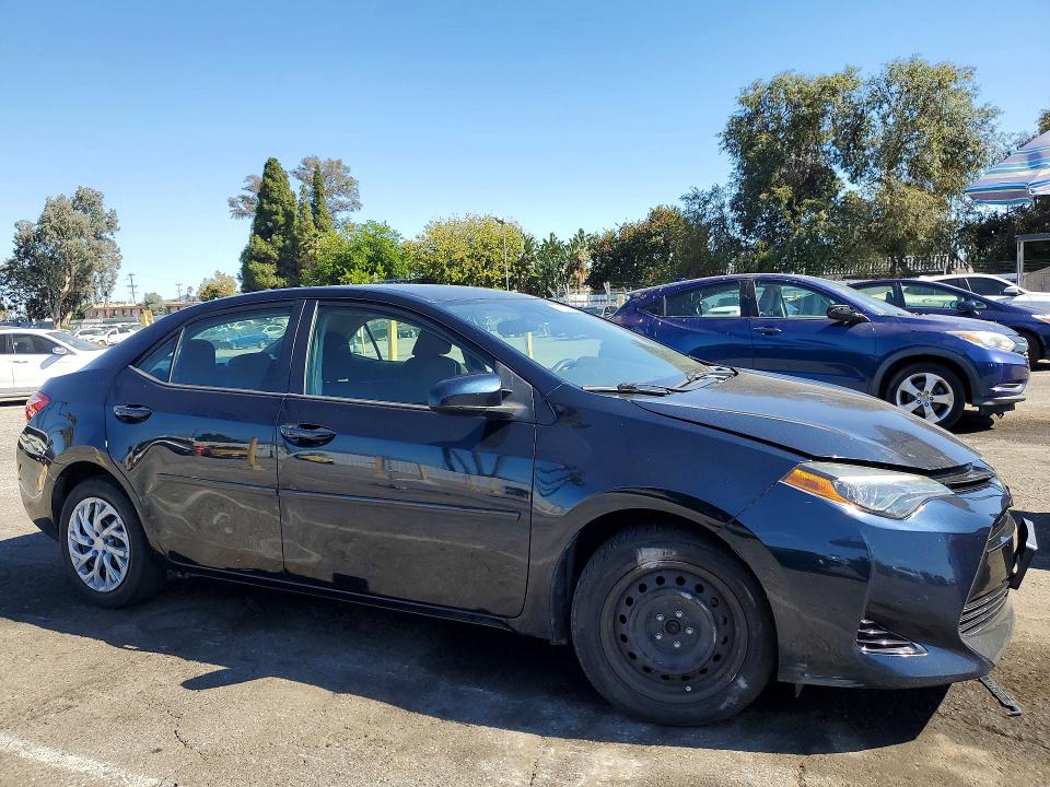 Снимка 4 от търг – 2018 TOYOTA COROLLA с VIN 5YFBURHE0JP787556
