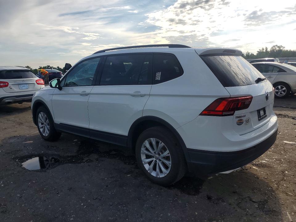 Photo 2 from auction – 2018 VOLKSWAGEN TIGUAN with VIN 3VV0B7AX3JM045643