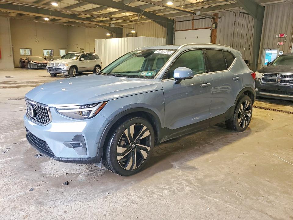 2023 VOLVO XC40