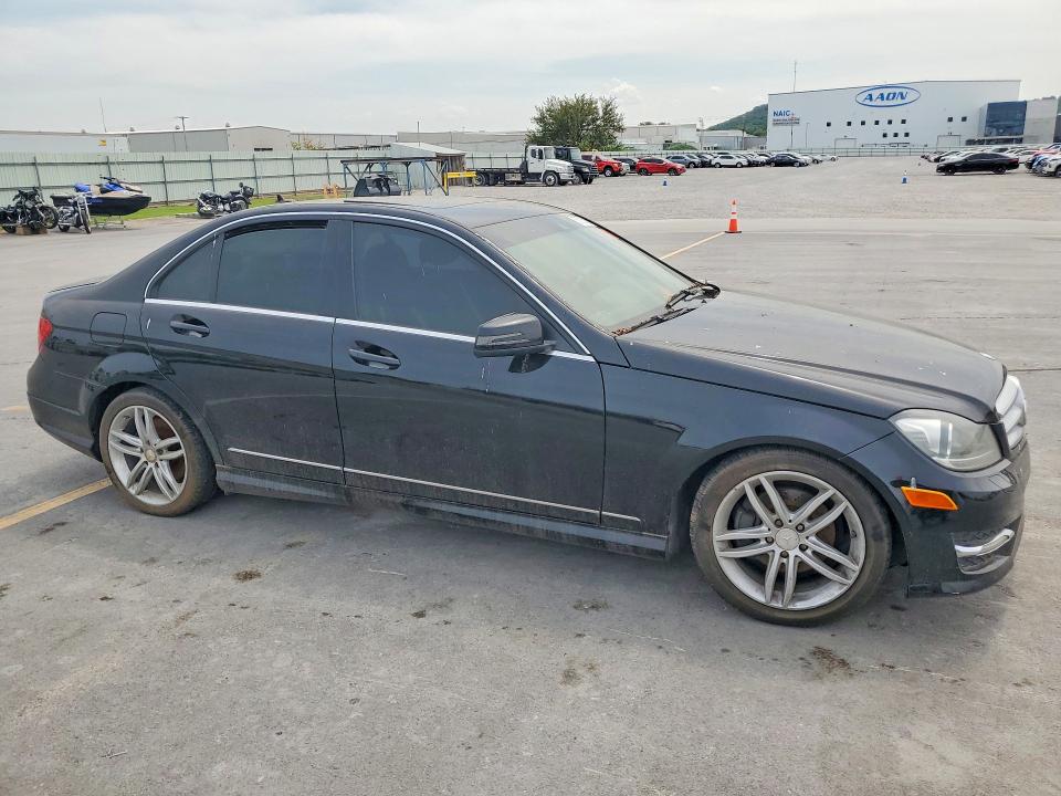Photo 4 from auction – 2012 MERCEDES-BENZ C with VIN WDDGF8BB5CR207807
