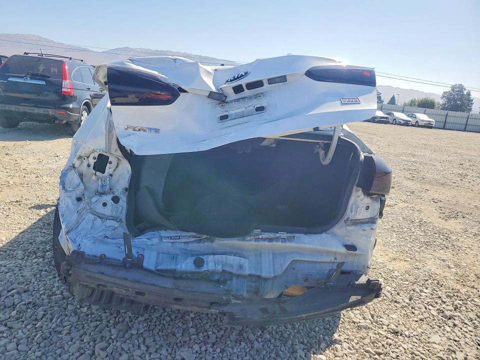 Photo 6 from auction – 2018 KIA FORTE with VIN 3KPFK4A79JE240177