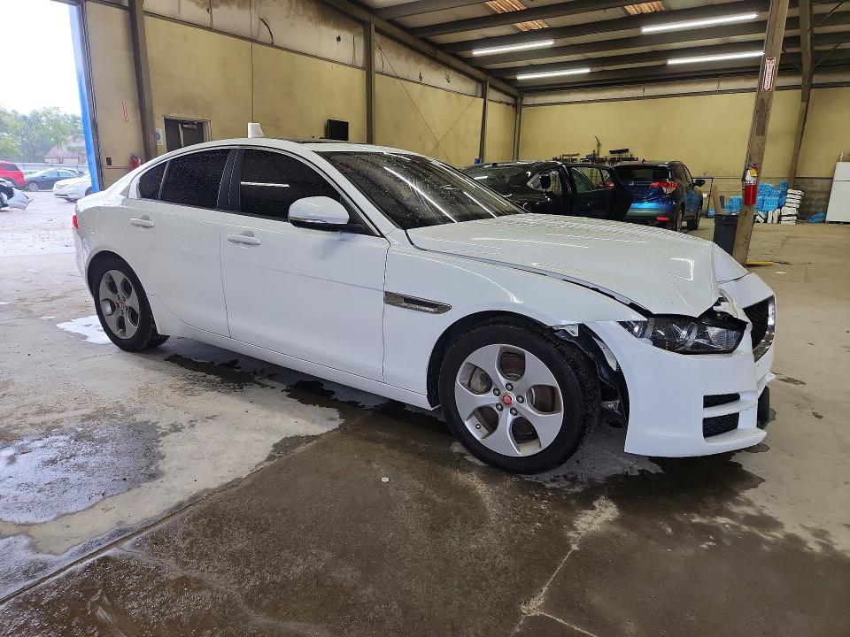 Photo 4 from auction – 2018 JAGUAR XE with VIN SAJAR4FX1JCP34590