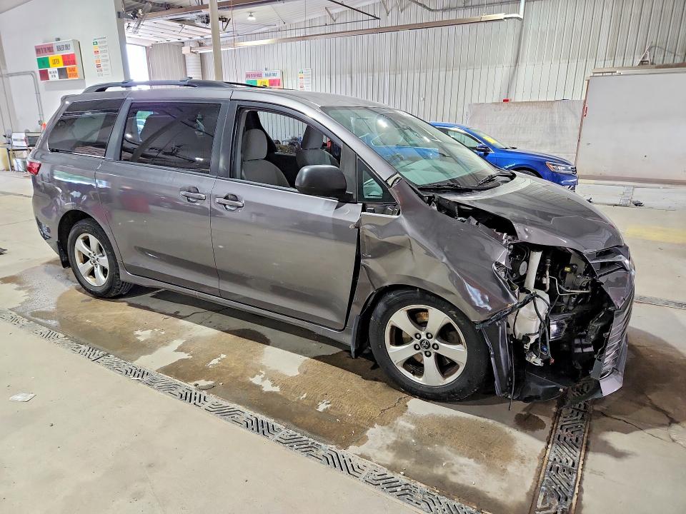 Photo 4 from auction – 2018 TOYOTA SIENNA with VIN 5TDKZ3DCXJS928532