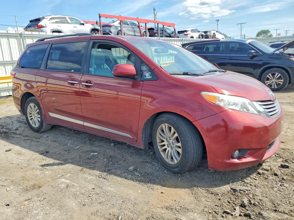 Photo 4 from auction – 2015 TOYOTA SIENNA with VIN 5TDYK3DC4FS679831