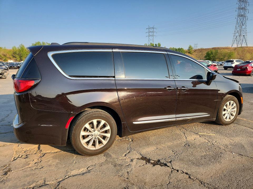 Photo 3 from auction – 2017 CHRYSLER PACIFICA with VIN 2C4RC1BG9HR576718