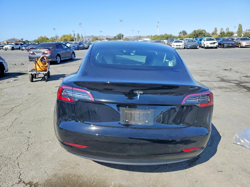 Photo 6 from auction – 2018 TESLA MODEL 3 with VIN 5YJ3E1EA2JF075856