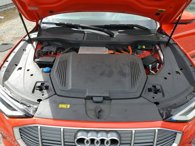 Photo 12 from auction – 2019 AUDI E-TRON with VIN WA1VABGE3KB009955