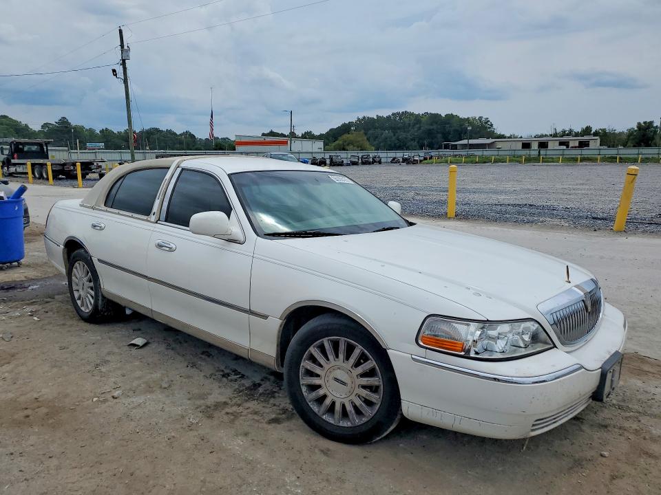 Photo 4 from auction – 2004 LINCOLN TOWN CAR with VIN 1LNHM81W84Y625905