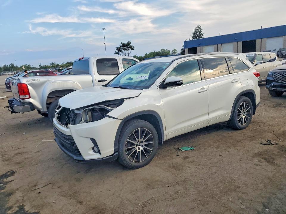 TOYOTA HIGHLANDER 2018 with VIN 5TDJZRFHXJS851801 - Photo from auction