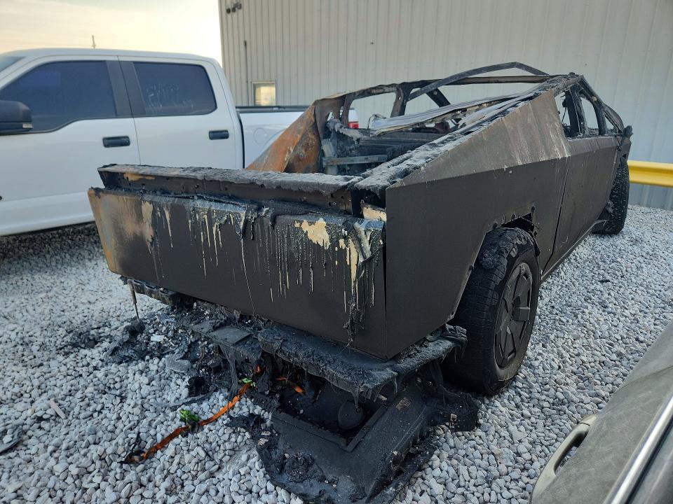 Photo 3 from auction – 2025 TESLA CYBERTRUCK with VIN 7G2CEHEDXSA071231