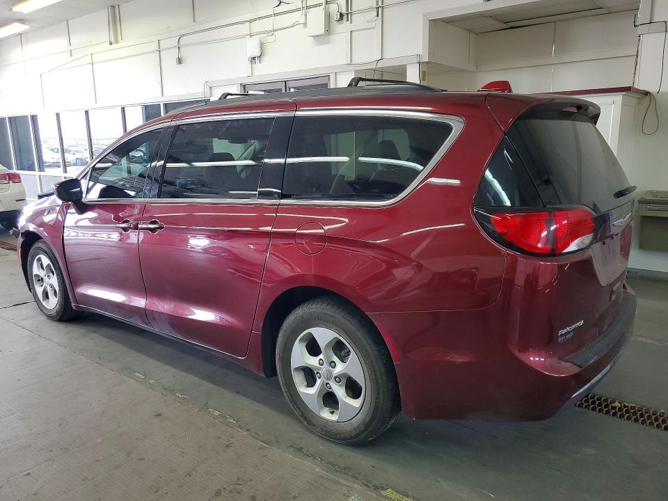 Photo 2 from auction – 2018 CHRYSLER PACIFICA with VIN 2C4RC1H75JR127002