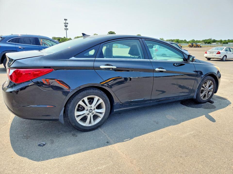 Photo 3 from auction – 2011 HYUNDAI SONATA with VIN 5NPEC4ACXBH306626