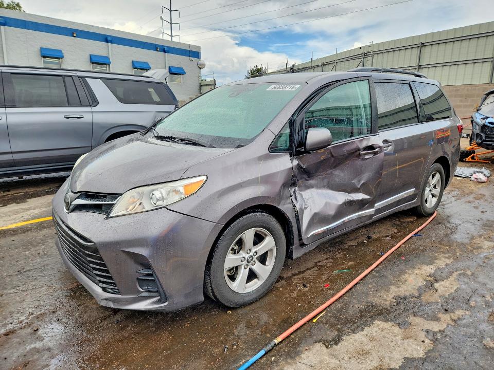 TOYOTA SIENNA 2018 with VIN 5TDKZ3DC5JS921276 - Photo from auction