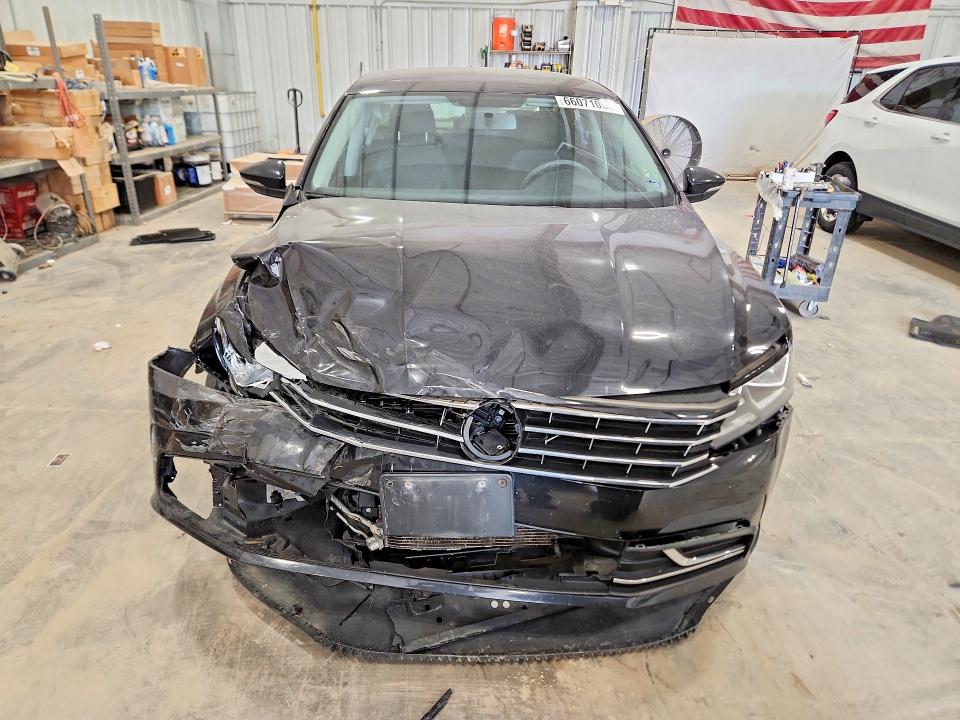 Photo 5 from auction – 2017 VOLKSWAGEN PASSAT with VIN 1VWAT7A38HC045238