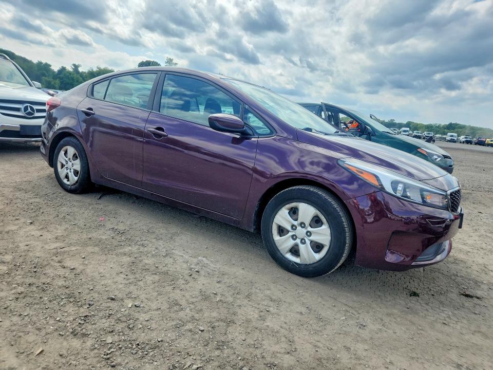 Foto 4 de la subasta – 2017 KIA FORTE con VIN 3KPFK4A70HE101405