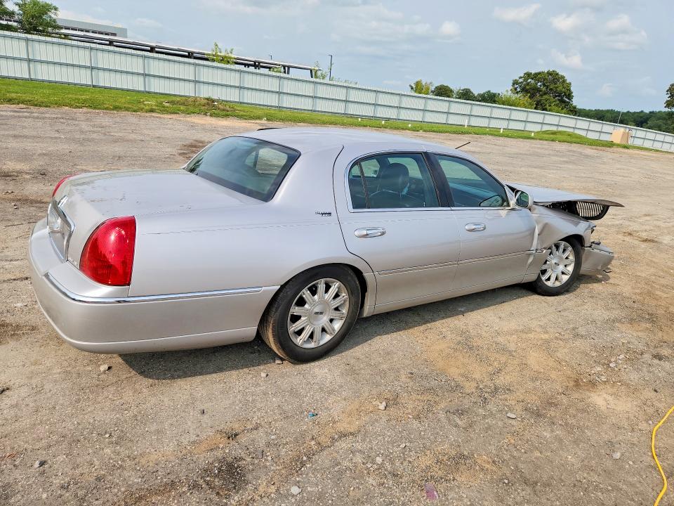 Photo 3 from auction – 2009 LINCOLN TOWN CAR with VIN 2LNHM82V39X633715