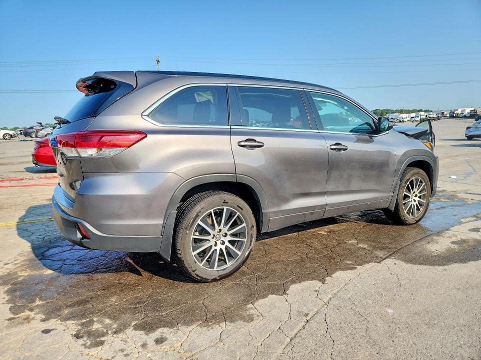 Photo 3 from auction – 2018 TOYOTA HIGHLANDER with VIN 5TDKZRFH0JS285541