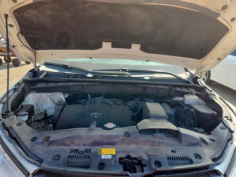 Photo 11 from auction – 2018 TOYOTA HIGHLANDER with VIN 5TDBZRFH6JS800123