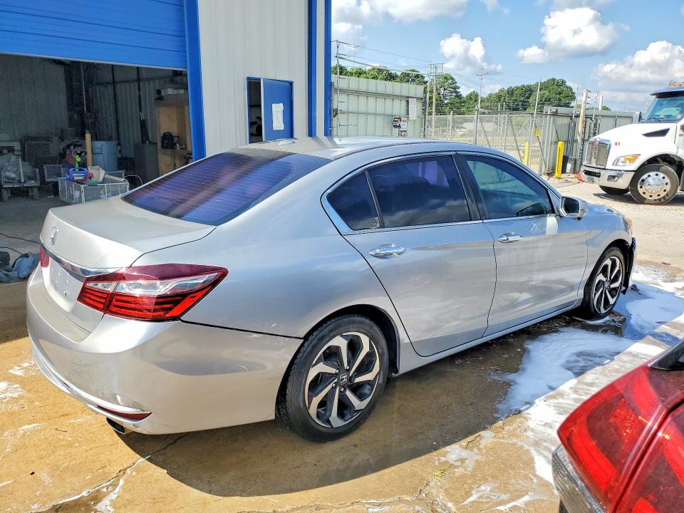 Photo 3 from auction – 2017 HONDA ACCORD with VIN 1HGCR2F71HA151603