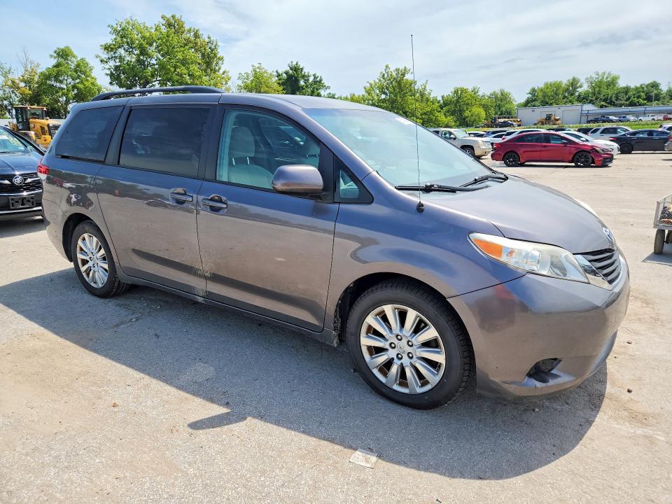 Photo 4 from auction – 2014 TOYOTA SIENNA with VIN 5TDJK3DC0ES087102