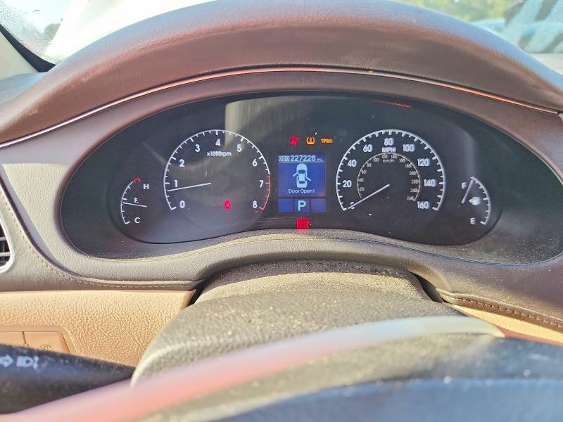 Photo 9 from auction – 2011 HYUNDAI GENESIS with VIN KMHGC4DE8BU117559