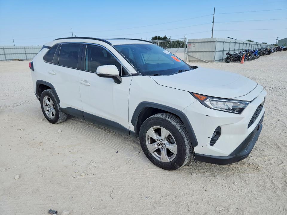 Photo 4 from auction – 2021 TOYOTA RAV4 with VIN 2T3W1RFV6MC121262