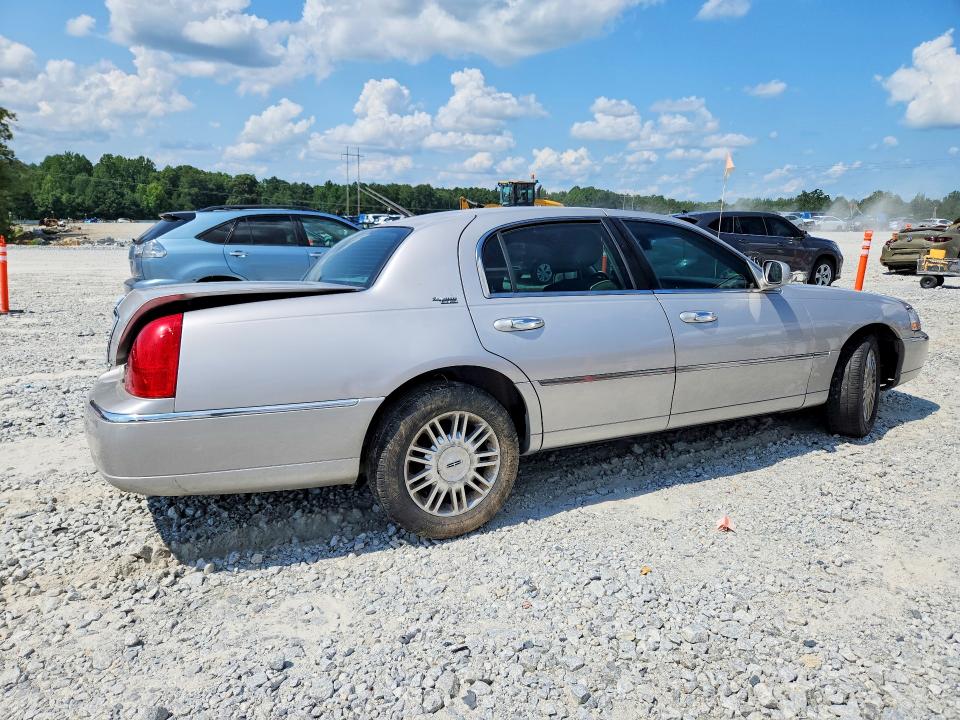 Photo 3 from auction – 2011 LINCOLN TOWN CAR with VIN 2LNBL8CV3BX761210