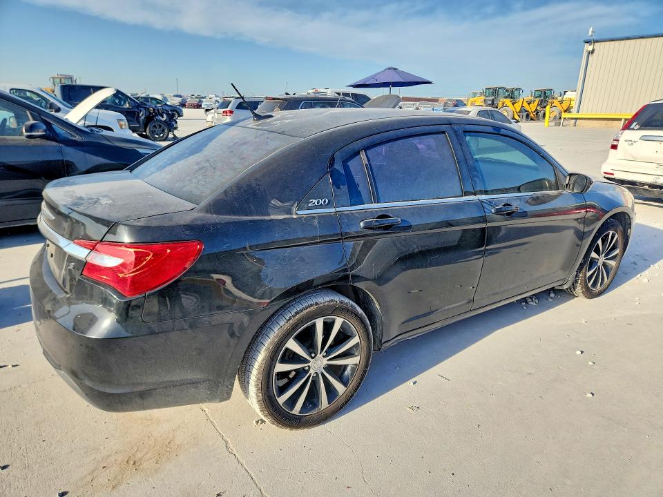 Photo 3 from auction – 2013 CHRYSLER 200 with VIN 1C3CCBBB8DN554317