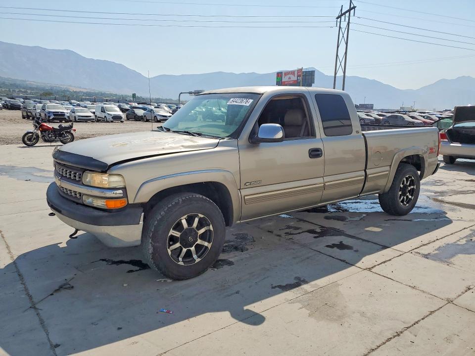 CHEVROLET SILVERADO 2000 with VIN 1GCEK19T8YE176277 - Photo from auction