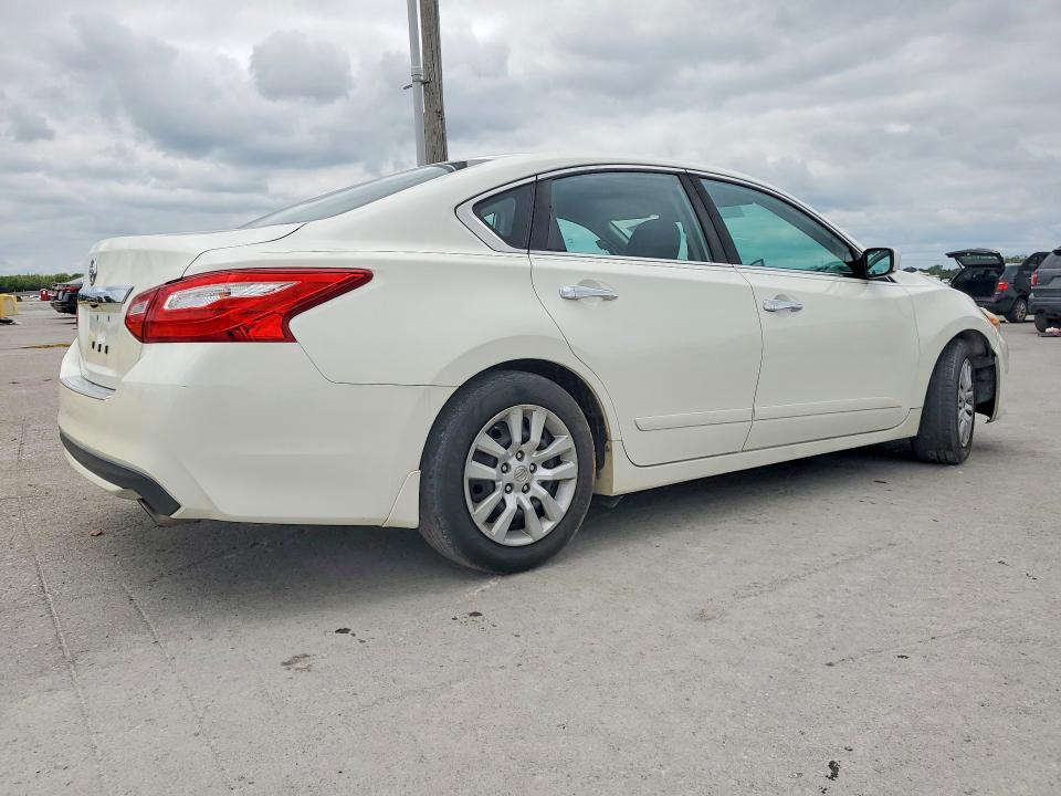 Photo 3 from auction – 2017 NISSAN ALTIMA with VIN 1N4AL3AP4HC142148