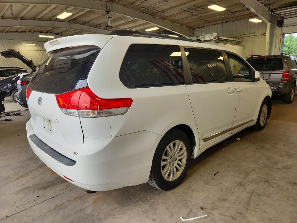Photo 3 from auction – 2011 TOYOTA SIENNA with VIN 5TDYK3DC0BS154727