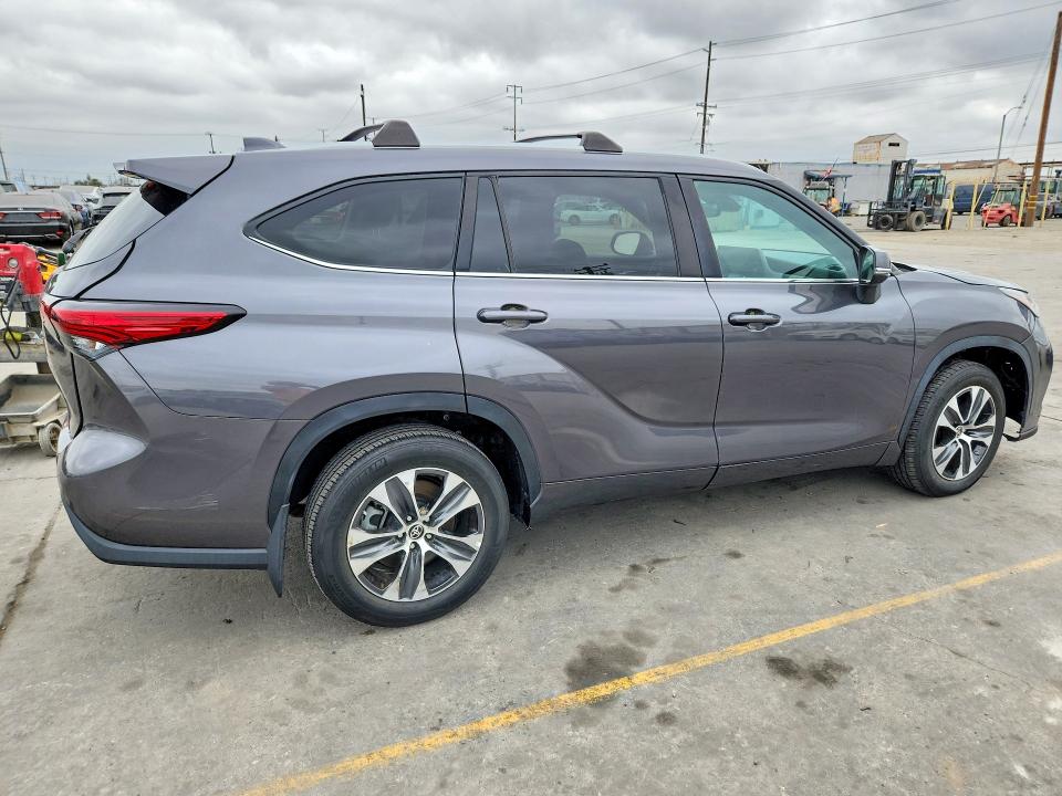 Фото 3 с аукциона – 2023 TOYOTA HIGHLANDER с VIN 5TDKDRAH4PS526807