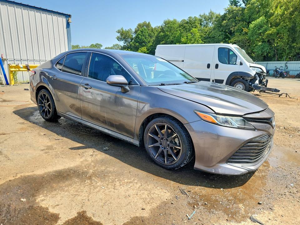 Photo 4 from auction – 2018 TOYOTA CAMRY with VIN 4T1B11HK2JU077315