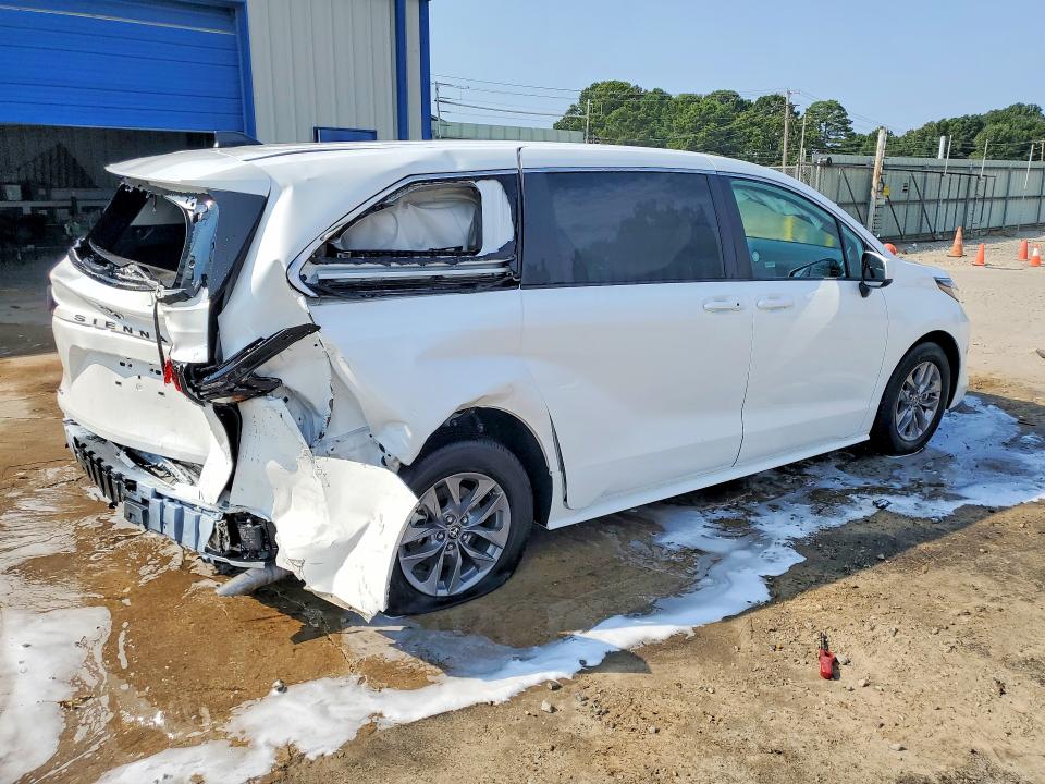 Photo 3 from auction – 2026 TOYOTA SIENNA with VIN 5TDKRKEC8TS305048