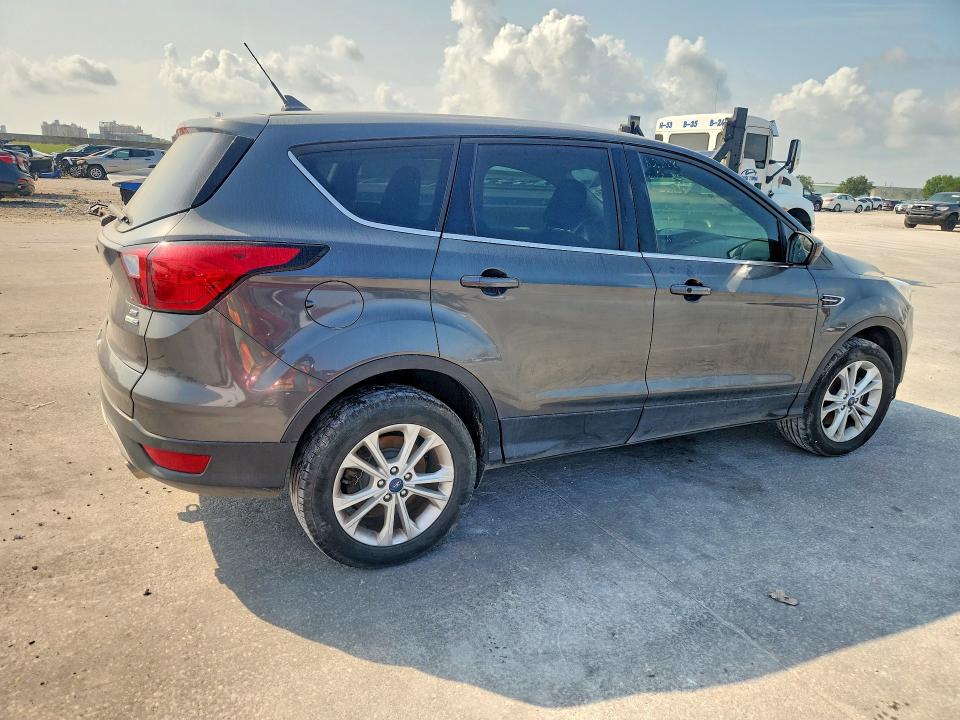 Photo 3 from auction – 2019 FORD ESCAPE with VIN 1FMCU9GD9KUB30526