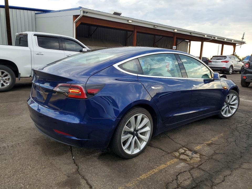 Foto 3 de la subasta – 2018 TESLA MODEL 3 con VIN 5YJ3E1EBXJF097838