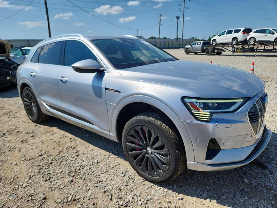 Photo 4 from auction – 2019 AUDI E-TRON with VIN WA1VABGE2KB022096
