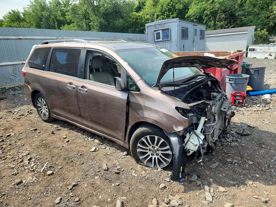 Photo 4 from auction – 2019 TOYOTA SIENNA with VIN 5TDYZ3DC9KS989138