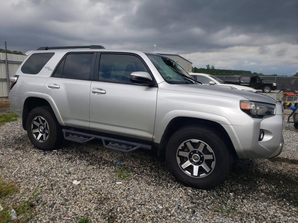 Photo 4 from auction – 2020 TOYOTA 4RUNNER with VIN JTEBU5JR5L5772729