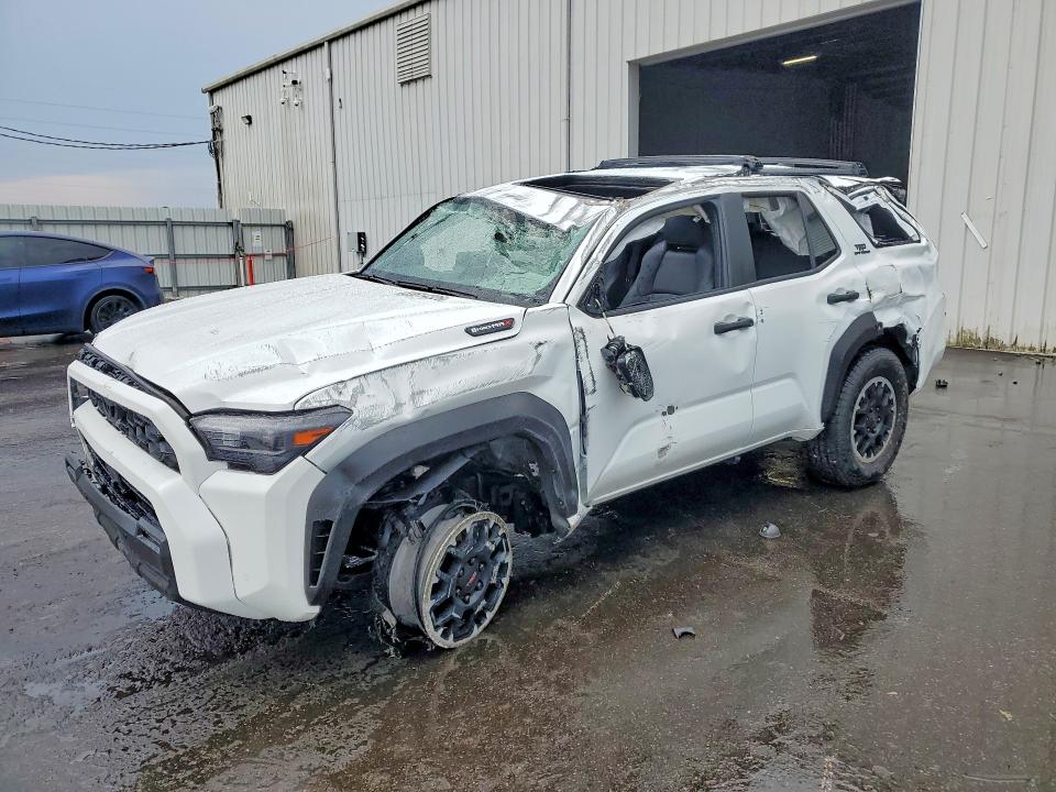 TOYOTA 4RUNNER 2025 مع رقم تعريف المركبة JTEVB5BR5S5009318 - صورة من المزاد