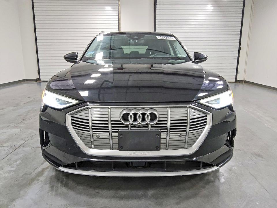 Photo 5 from auction – 2019 AUDI E-TRON with VIN WA1VABGEXKB017048