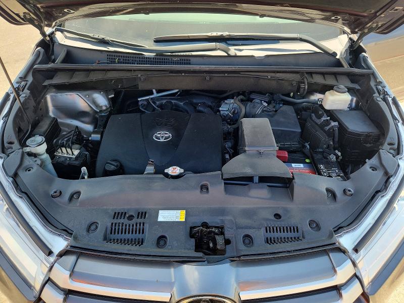 Photo 12 from auction – 2018 TOYOTA HIGHLANDER with VIN 5TDKZRFH6JS529757