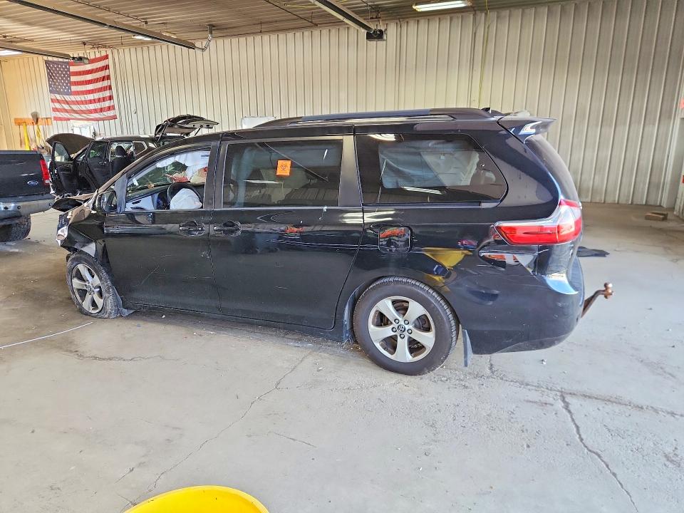Photo 2 from auction – 2018 TOYOTA SIENNA with VIN 5TDKZ3DC0JS962060